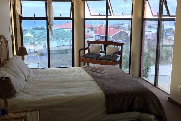 To Let 4 Bedroom Property for Rent in Wavecrest Eastern Cape